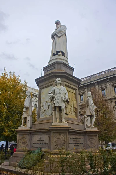Ιταλία Μιλάνο Νοεμβρίου 2018 Μνημείο Leonardo Vinci Στο Piazza Della — Φωτογραφία Αρχείου