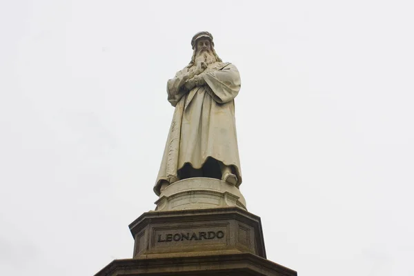 ミラノのスカラー広場でレオナルド ヴィンチ イタリア ミラノ 2018 記念碑 — ストック写真