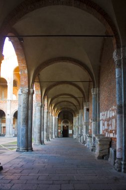 İtalya, Milano - 1 Kasım 2018: Bazilika Sant Ambrogio Milano Arcade