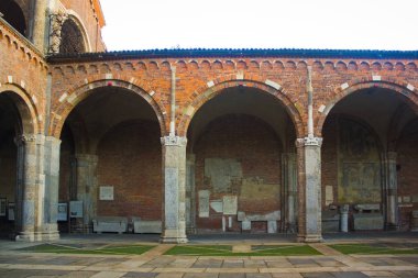 İtalya, Milano - 1 Kasım 2018: Bazilika Sant Ambrogio Milano Arcade