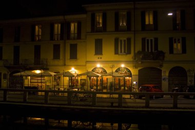 İtalya, Milano - 1 Kasım 2018: Milan akşam Naviglio İlçesi'nde pizzacı