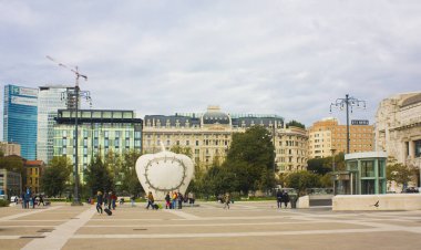 İtalya, Milano - 1 Kasım 2018: Anıtsal Reintegrated Apple (La Mela Reintegrata) Milan'ın merkez demiryolu istasyonu tarafından Michelangelo Pistoletto Milano önünde heykel