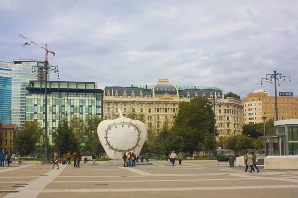 Італія Мілан Листопада 2018 Монументальна Скульптура Реінтегровано Apple Mela Reintegrata — стокове фото