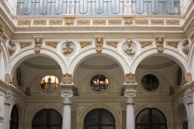 İtalya, Milano - 1 Kasım 2018: Milan Porta Venezia İlçesi'nde bir eski saray avlusu