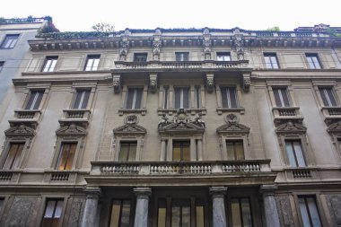 İtalya, Milano - 1 Kasım 2018: Milan Porta Venezia İlçesi'nde Piazza Eleonora Duse (veya dörtgen sessizlik) etkileyici Art Nouveau binasında