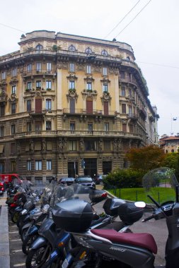 İtalya, Milano - 1 Kasım 2018: Milan Porta Venezia İlçesi'nde Piazza Eleonora Duse (veya dörtgen sessizlik) etkileyici Art Nouveau binasında