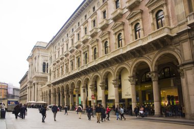 İtalya, Milano - 1 Kasım 2018: Piazza del Duomo Milan, Vittorio Emanuele II Galerisi
