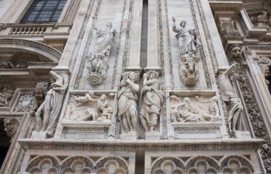 İtalya, Milano - 1 Kasım 2018: Güzel mimari detaylar, kısma ve Milan Katedrali (Duomo di Milano) Milano heykelleri