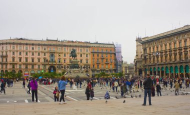 İtalya, Milano - 1 Kasım 2018: Piazza del Duomo Milan