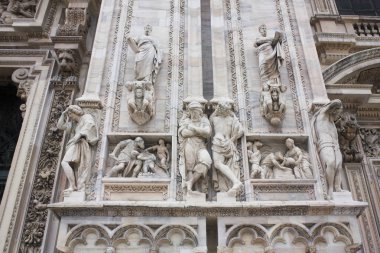 İtalya, Milano - 1 Kasım 2018: Güzel mimari detaylar, kısma ve Milan Katedrali (Duomo di Milano) Milano heykelleri