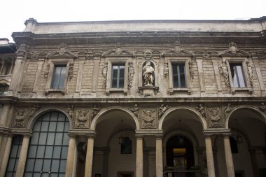 İtalya, Milano - 1 Kasım 2018: Milano'da Piazza dei Mercanti Palatine okulda (Palazzo delle Scuole Palatine) Sarayı