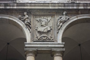 İtalya, Milano - 1 Kasım 2018: Parça, Sarayı Milano'da Piazza dei Mercanti Palatine okulda (Palazzo delle Scuole Palatine)