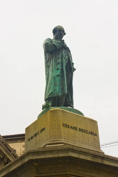 Włochy Mediolan Listopada 2018 Pomnik Cesare Beccaria Piazza Cesare Beccaria — Zdjęcie stockowe