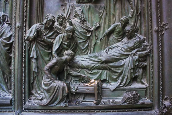 Italy Milan November 2018 Pieta Scene Bas Relief Milan Cathedral — Stock Photo, Image