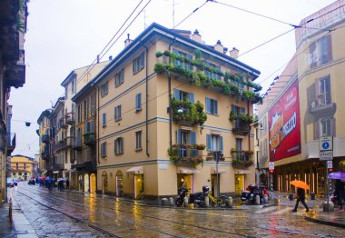 İtalya, Milano - 1 Kasım 2018: Brera mahalle mağazaları Milano tipik Caddesi