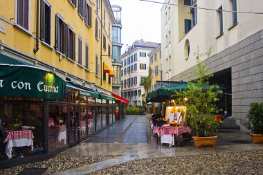 İtalya, Milano - 1 Kasım 2018: Brera mahalle Milano'da bir restoran tipik Caddesi
