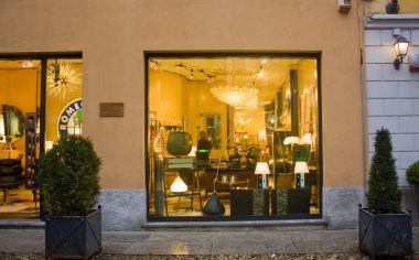 İtalya, Milano - 1 Kasım 2018: Milano Brera semtinde aydınlatma mağaza Vitrini