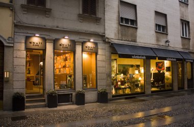 İtalya, Milano - 1 Kasım 2018: Brera mahalle mağazaları Milano tipik Caddesi