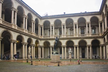 İtalya, Milano - 1 Kasım 2018: Brera Galerisi Milano antika avlusu