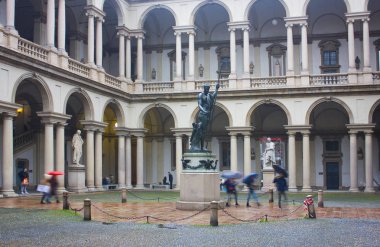 İtalya, Milano - 1 Kasım 2018: Brera Galerisi Milano antika avlusu