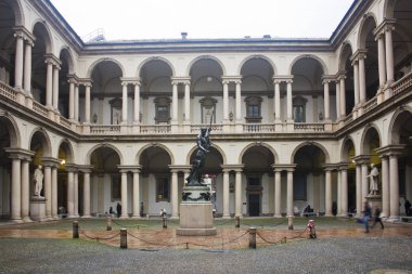 İtalya, Milano - 1 Kasım 2018: Brera Galerisi Milano antika avlusu