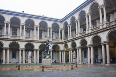 İtalya, Milano - 1 Kasım 2018: Brera Galerisi Milano antika avlusu