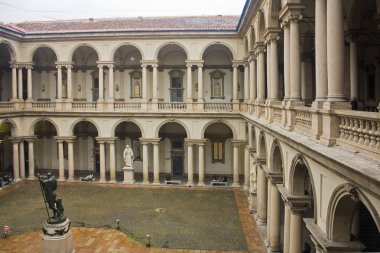 İtalya, Milano - 1 Kasım 2018: Brera Galerisi Milano antika avlusu