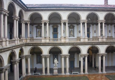 İtalya, Milano - 1 Kasım 2018: Brera Galerisi Milano antika avlusu