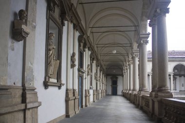 İtalya, Milano - 1 Kasım 2018: Antika avlunun Brera Galerisi Milano Arcade