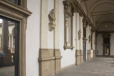 İtalya, Milano - 1 Kasım 2018: Antika avlunun Brera Galerisi Milano Arcade