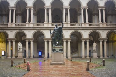 İtalya, Milano - 1 Kasım 2018: Brera Galerisi Milano antika avlusu