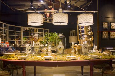 İtalya, Milano - 1 Kasım 2018: Porselen dükkanı vitrin Milano Brera semtinde