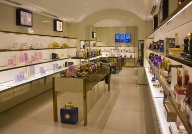 İtalya, Milano - 1 Kasım 2018: Lüks parfüm Mağaza Milano vitrin