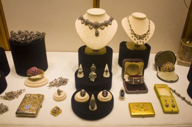 İtalya, Milano - 1 Kasım 2018: Milano vitrin mücevher dükkanı