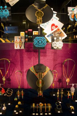 İtalya, Milano - 1 Kasım 2018: Milano vitrin mücevher dükkanı