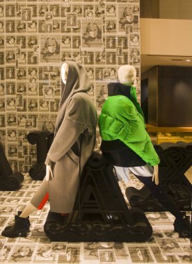 İtalya, Milano - 1 Kasım 2018: Milano'da ünlü moda mağaza vitrin dekore edilmiş