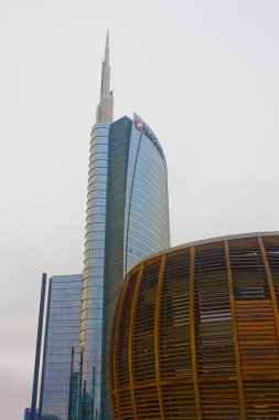 İtalya, Milano - 1 Kasım 2018: Milan Porta Nuova İlçesi'nde gökdelenler