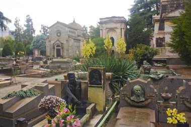 İtalya, Milano - 1 Kasım 2018: Mezarlar, kriptalarının ve Dikilitaş tarihi İtalyan mezarlık - Milano anıtsal mezarlığı (Cimitero Monumentale)