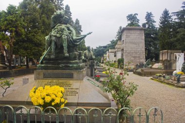 İtalya, Milano - 1 Kasım 2018: Mezarlar, kriptalarının ve Dikilitaş tarihi İtalyan mezarlık - Milano anıtsal mezarlığı (Cimitero Monumentale)