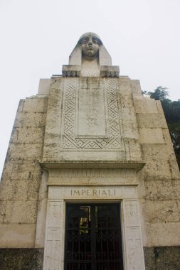 İtalya, Milano - 1 Kasım 2018: Milano (Cimitero Monumentale) anıtsal mezarlığında Türbesi dekore edilmiş