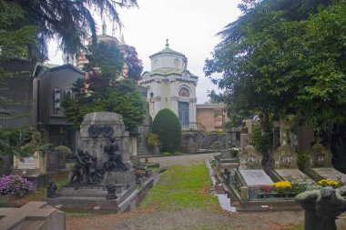 İtalya, Milano - 1 Kasım 2018: Mezarlar, kriptalarının ve Dikilitaş tarihi İtalyan mezarlık - Milano anıtsal mezarlığı (Cimitero Monumentale)