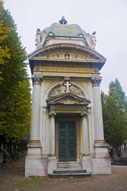 İtalya, Milano - 1 Kasım 2018: Milano (Cimitero Monumentale) anıtsal mezarlığında Türbesi dekore edilmiş