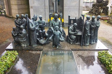İtalya, Milano - 1 Kasım 2018: bronz heykel Monumental mezarlığı (Cimitero Monumentale) Milano
