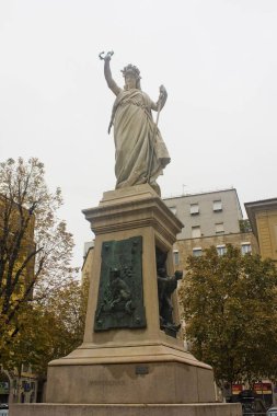 İtalya, Milano - 2 Kasım 2018: Mentana, Milano'da Piazza Mentana düşmüş anıt