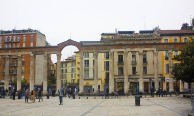 İtalya, Milano - 1 Kasım 2018: San Lorenzo sütunları (Colonne di San Lorenzo) merkezi Milano San Lorenzo Bazilikası'nın önünde yer alan antik Roma kalıntıları grubudur