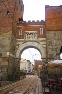 İtalya, Milano - 1 Kasım 2018: Antica Porta Ticinese iki ortaçağ kapı Milan biridir