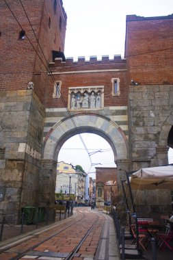 İtalya, Milano - 1 Kasım 2018: Antica Porta Ticinese iki ortaçağ kapı Milan biridir
