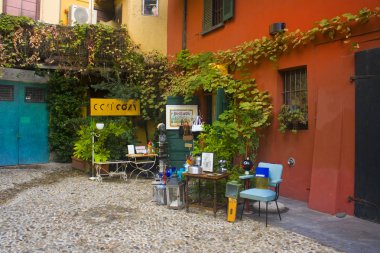 İtalya, Milano - 1 Kasım 2018: Naviglio Grande District Milano antika mobilya mağazası