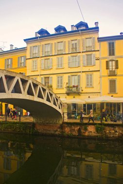 İtalya, Milano - 1 Kasım 2018: Köprü üzerinden Corsico (Ponte Di Via Corsico) Naviglio Grande kanalında akşam Milano'da