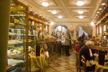 İtalya, Milano - 1 Kasım 2018: Şirin kafe Milan şehir merkezinde